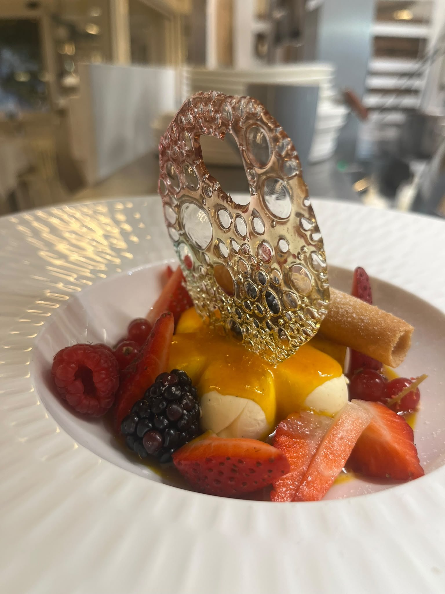 Quenelle di crema con salsa gialla, fragole, lamponi, mora, cialda e disco caramellato, Ristorante della Rosa